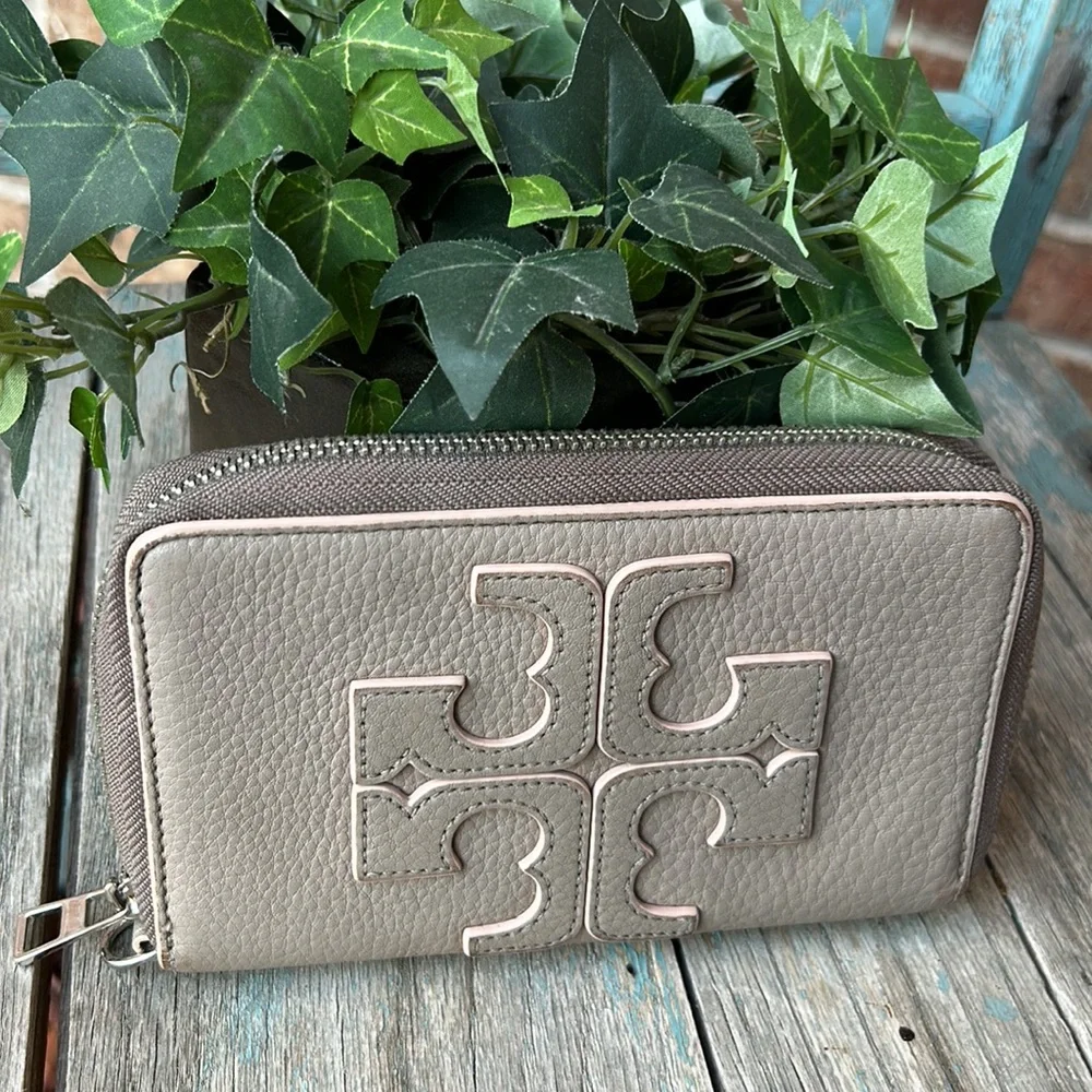 TORY BURCH Zip Wallet in Textured Leather (Light Oak) w/Double Logo~pls read!
